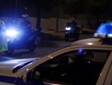 Νεαρός δεν σταμάτησε για έλεγχο και παρέσυρε με τη μηχανή τον αστυνομικό
